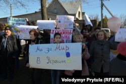 Женщины и дети вышли на проукраинский митинг против российского вторжения в Крыму, выстроившись вдоль трассы Феодосии в поселке Каменка на окраине Симферополя. Крым, Симферополь, 03 марта 2014 года