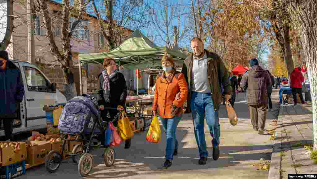 В начале улицы Луначарского, недалеко от руин караван-сарая Таш-Ха