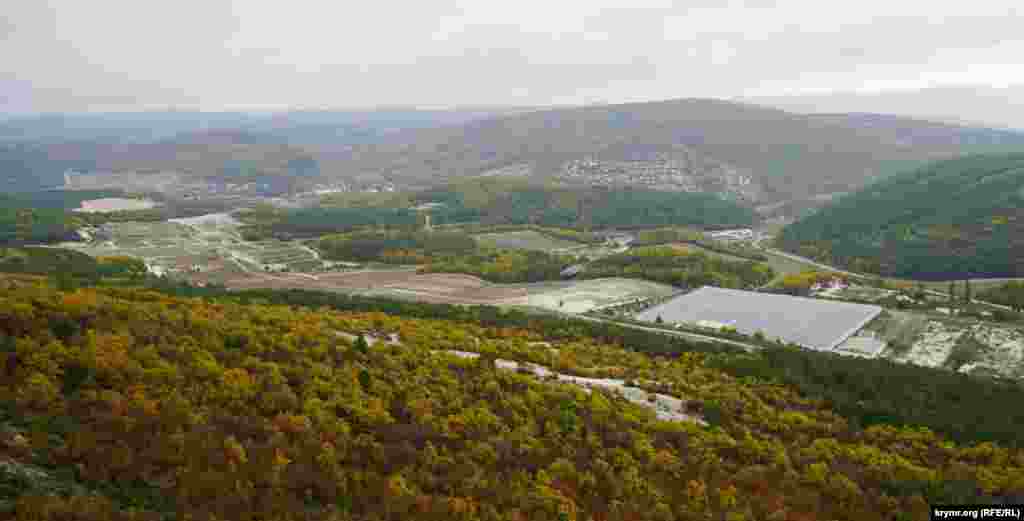 Вид на село Терновка (Севастополь), что на северо-запад от горы Челтер-Кая