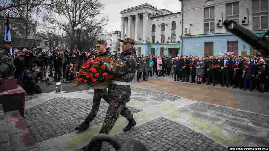 Возложение цветов к памятнику&nbsp;&laquo;Народному ополчению всех времен&raquo;