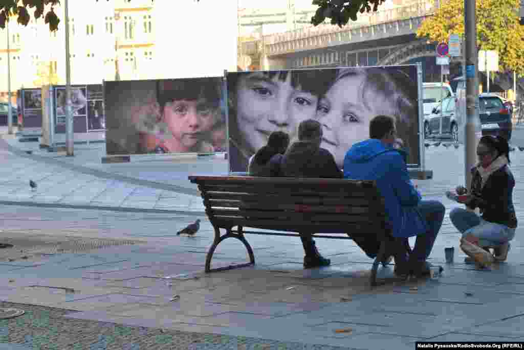 Не все авторы снимков являются профессиональными фотографами, но их фотографии с пораженных войной регионов должны привлечь внимание к изувеченному войной детству