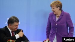 Petro Poroshenko və Angela Merkel 