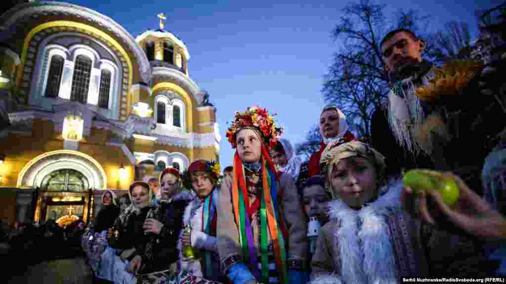 Дети в ожидании Благодатного огня