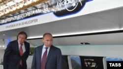 Владимир Путин и Денис Мантуров осматривают VIP-интерьер вертолета МИ-38, 22 августа 2013 г.