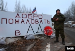 Боевик группировки «ДНР» на блокпосту на въезде в Горловку. Декабрь 2014 года