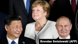 Çin prezidenti Xi Jinping (solda), Almaniya kansleri Angela Merkel və Rusiya prezidenti Vladimir Putin G20-nin 2018-ci il sammitində