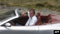 Британдық танымал Top Gear телебағдарламасының жүргізушісі Джереми Кларксон Румыниядағы түсірілім кезінде. Сибиу, 24 қыркүйек 2009 жыл.