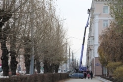 Омбыға президент келер алдында қаланың әр тұсынан жұмыс істеп жатқан құрылыс техникасын көресіз.