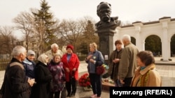 Алена Попова в числе крымчан, которые принесли цветы к памятнику Тарасу Шевченко в Симферополе в день рождения украинского писателя и поэта. Симферополь, 9 марта 2019 года