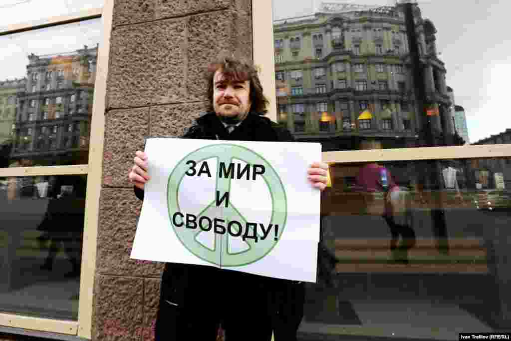 &quot;Бейбітшілік пен азаттық үшін!&quot; деген жазу ұстаған пикетші. Мәскеу, 19 сәуір 2015 жыл.