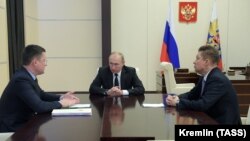 Prezident Vladimir Putin, enerji naziri Aleksandr Novak (solda) və Gazprom-un rəhbəri Aleksey Miller (Foto arxivdəndir) 